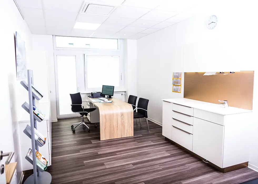 Sehr großes Bersprechungszimmer in der Praxis Dr. Komorek